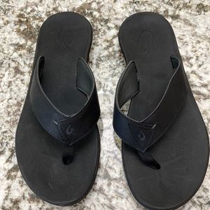 Boys OluKai flip flops.